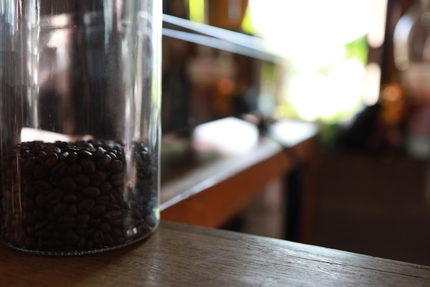 카페 선택적 포커스의 바리스타 커피 머신 전문 커피 머신으로 뜨거운 커피 에스프레소 만들기 준비