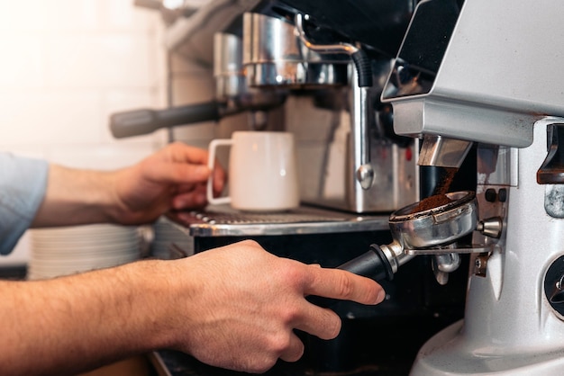 Barista coffee making preparazione del caffè. concetto di servizio