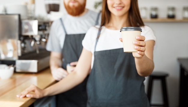 コーヒーショップで働くバリスタカップル