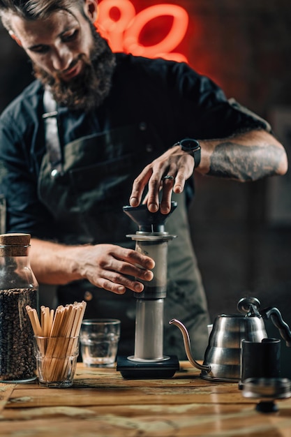 Barista die Aeropress-koffie brouwt