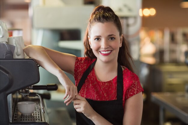 Barista die bij de camera glimlachen