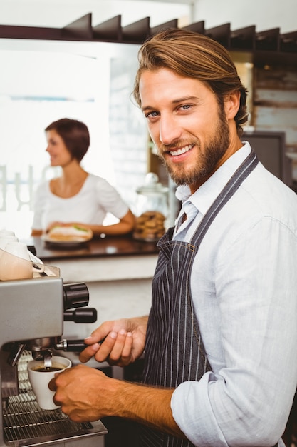 Barista die een kop koffie maakt