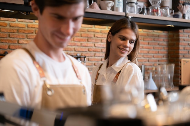 Barista die in een café werkt Portret van een jonge mannelijke barista die achter de toonbank staat in een koffieshop