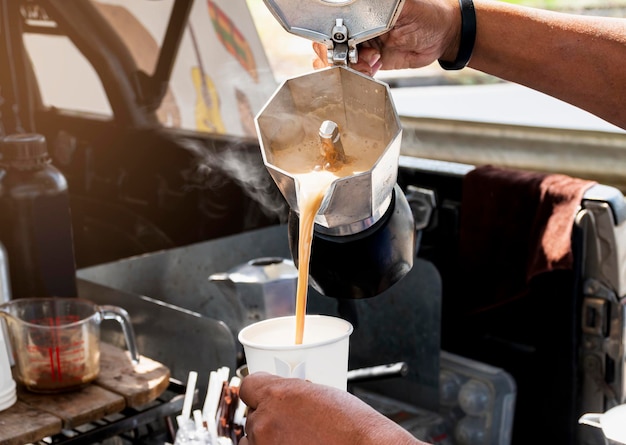 Barista die koffie maakt met mokapot