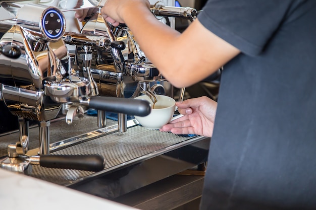 Barista die koffie maakt