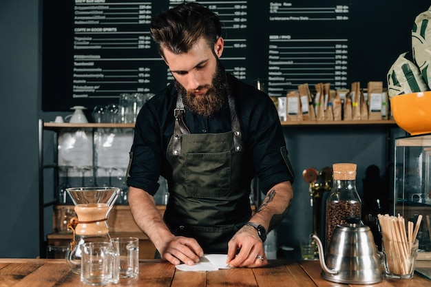 barista die koffie maakt