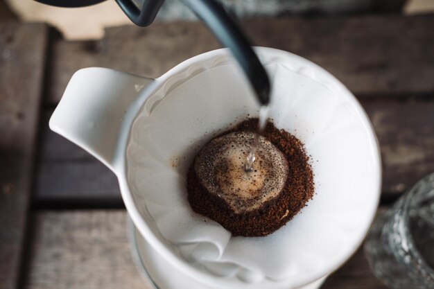 Фото Бариста капает кофе и медленный кофе в стиле бара