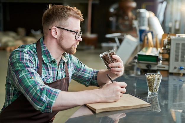 バリスタがコーヒーのローストを調べる