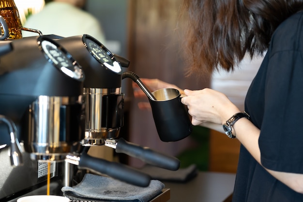 Foto barista gebruikt koffiemolen voor cappuccino maken.