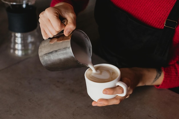 Barista giet room in koffie