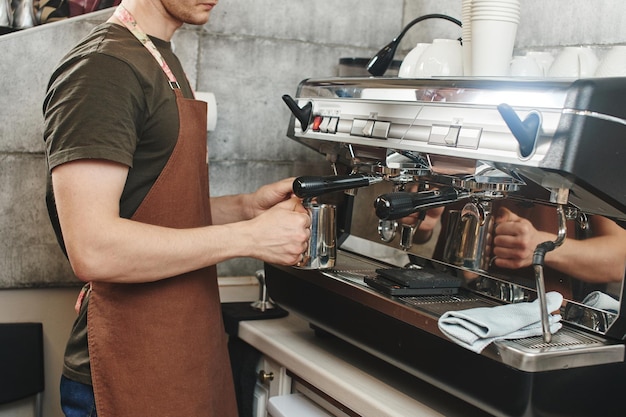 Barista. Hand die de koffieclose-up maakt