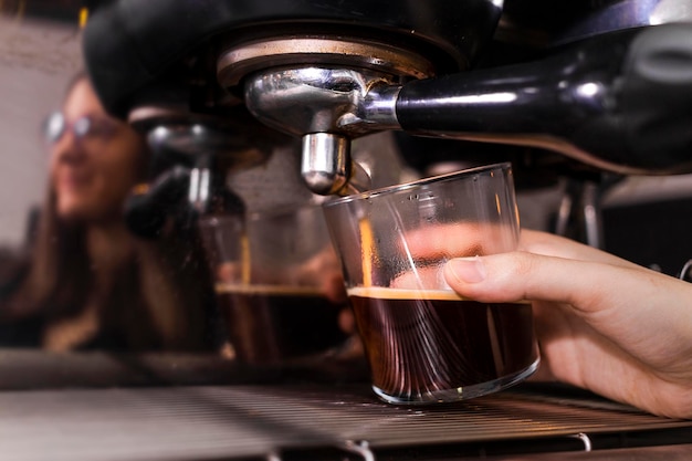 Barista hand een kopje koffie maken