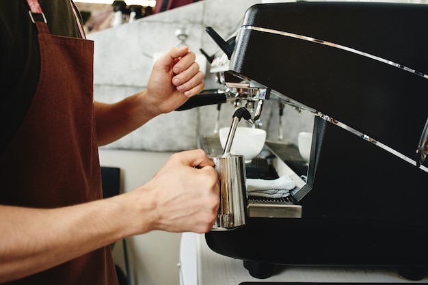 Barista. mano che fa il primo piano del caffè