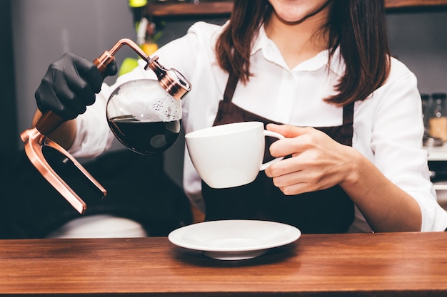 バリスタコーヒーショップでコーヒーを保持