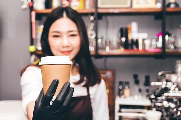 Barista-holdingskoffie in koffiewinkel