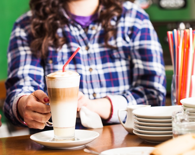 Foto il barista sta preparando il latte