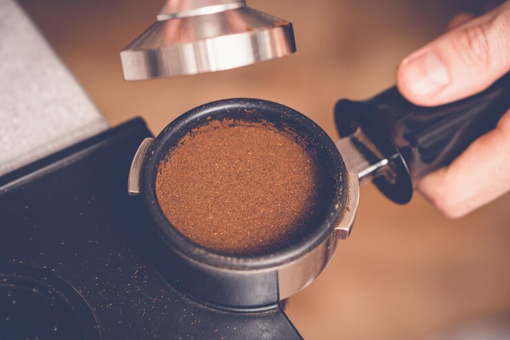 Barista knoeit met koffie in portafilter met behulp van sabotage Closeup verse koffie bereidingsproces