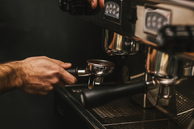 Barista-koffie die Koffievoorbereiding maken