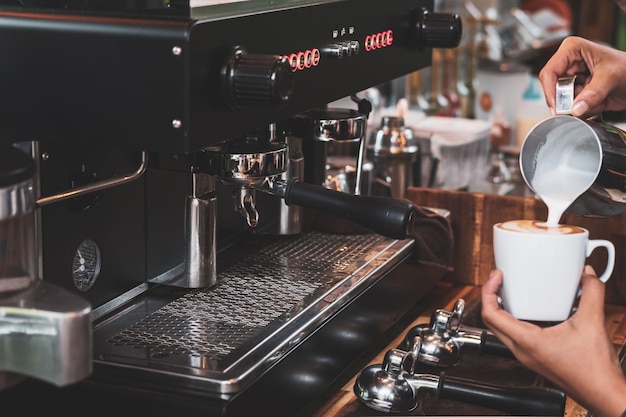 Barista koffie maken met professionele koffiemachine in café