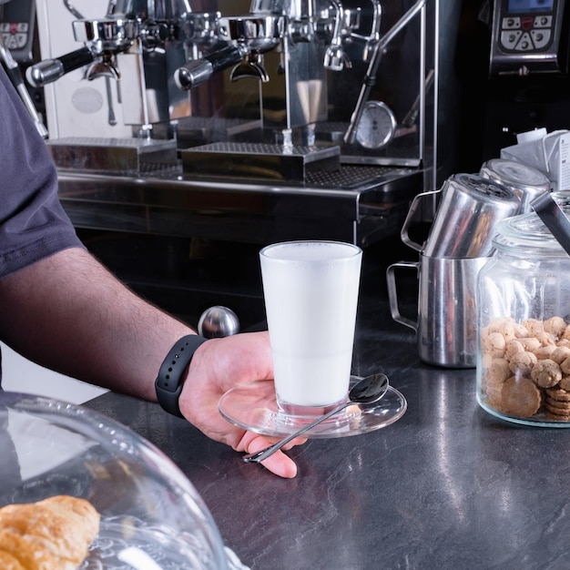 Barista maakt cappuccino-barman die koffiedrank bereidt