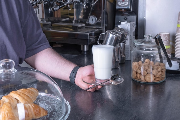 Barista maakt cappuccino-barman die koffiedrank bereidt
