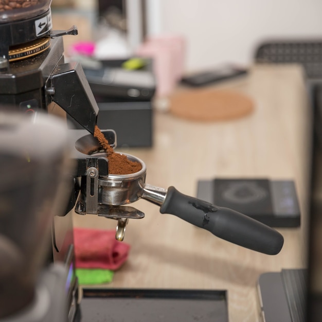 Barista maakt espressokoffie koffiezetproces