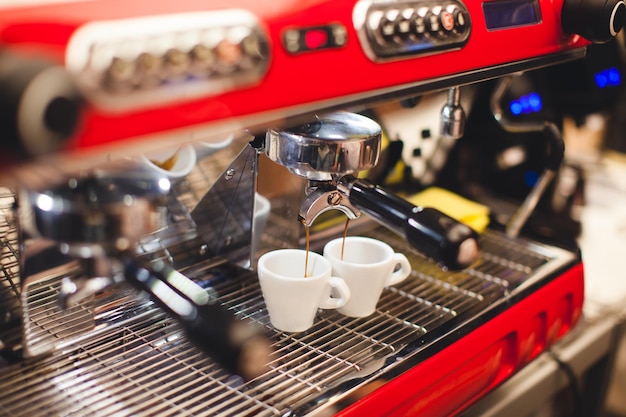 Barista maakt koffie in een koffiezetapparaat