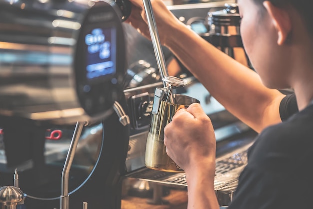 Barista maakt koffie voor klanten in het coffeeshopconcept coffee art