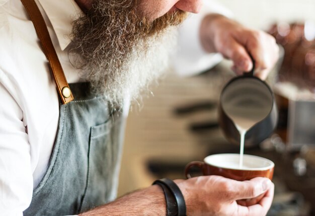 Barista maakt koffie