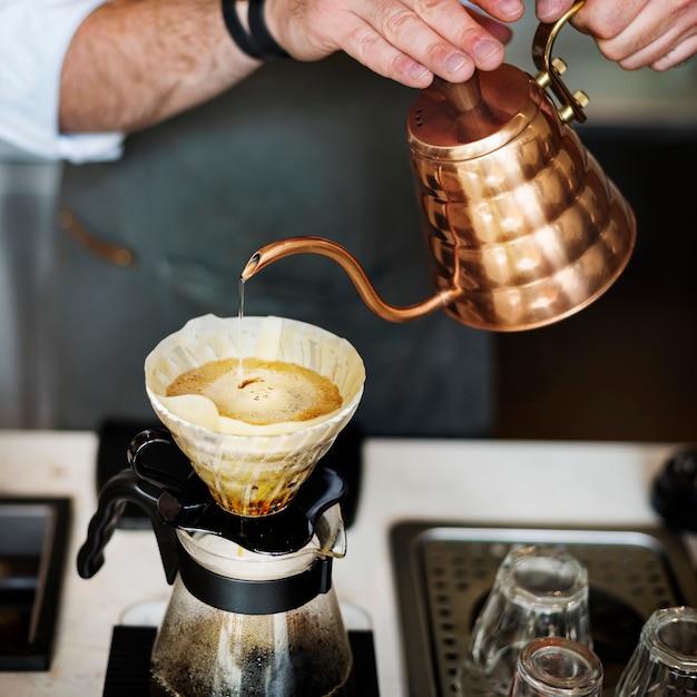 Barista maakt koffie