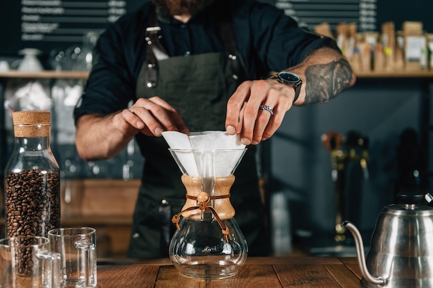 Foto barista che prepara il caffè chemex