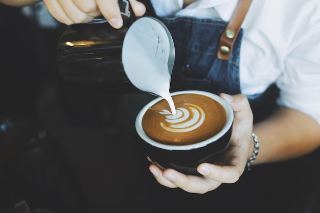 カフェでコーヒーを淹れるバリスタ。