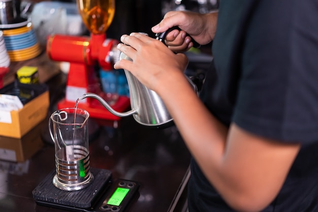 カフェで顧客のためにコーヒーを作るバリスタ