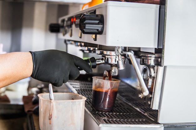 barista making coffee 