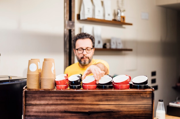 Uomo barista che lavora nella caffetteria.