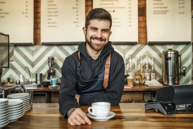 Barista met een kopje koffie