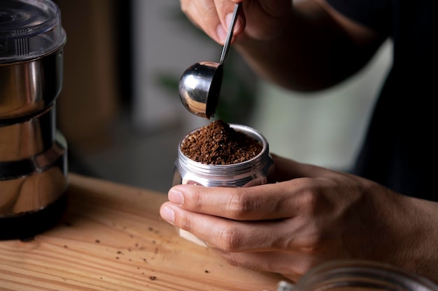 Barista met mokapot met gemalen koffie in coffeeshop