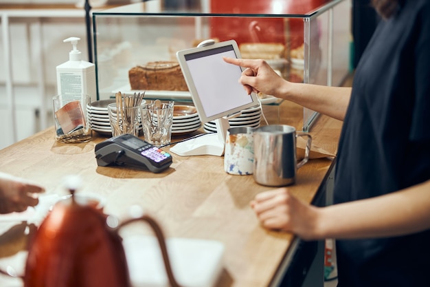 Barista neemt bestelling van klantencafé. Concept van café en coffeeshop kleine bedrijven.