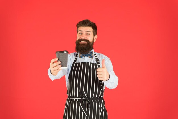 バリスタは美味しい飲み物を用意しました。お茶またはホットココア。これを試してみてください。仕事中のバリスタ。さまざまな地元のチェーンやフランチャイズが多くの持ち帰りビジネスを行っています。行くコーヒー。コーヒーカップを与えるバリスタ。