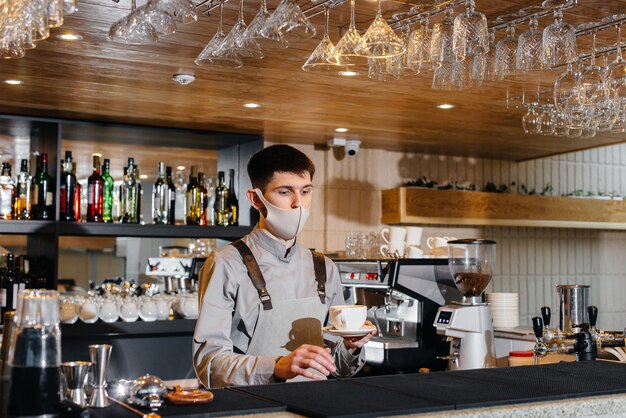 Il barista prepara il caffè in un caffè moderno.