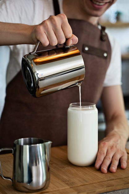 Barista che prepara bevande