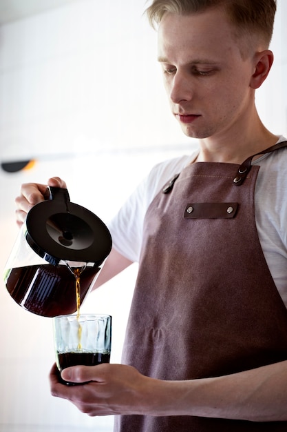 Photo barista preparing beverage