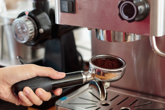 Foto barista che prepara caffè in un caffè.