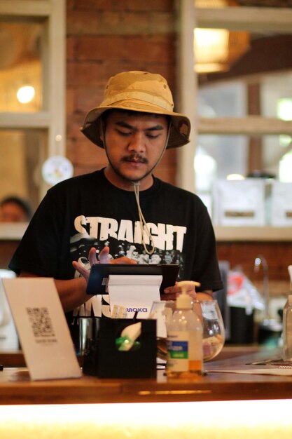 Photo a barista preparing coffee in a coffee shop