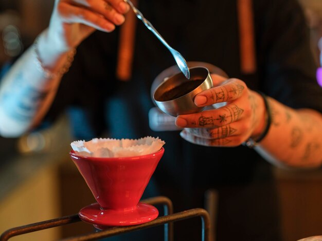 Foto un barista che prepara il caffè durante un evento