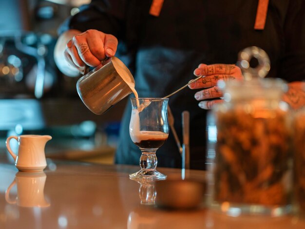 Foto un barista che prepara il caffè durante un evento