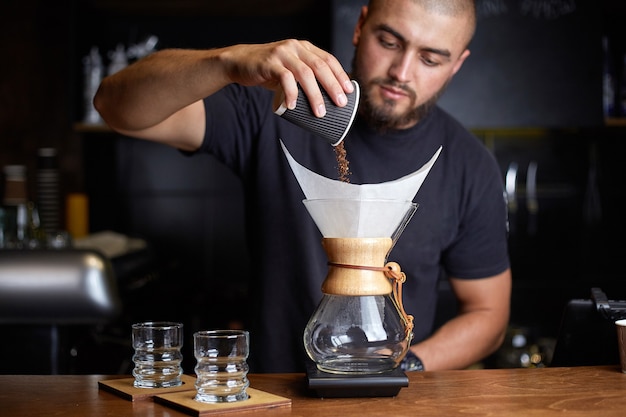 Chemex Pour Over Coffee Maker를 사용하여 커피를 준비하는 Barista