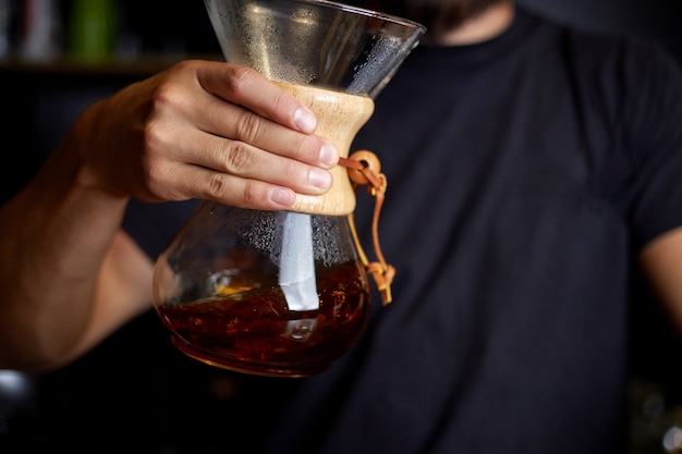 Barista che prepara il caffè utilizzando chemex versare sopra la caffettiera