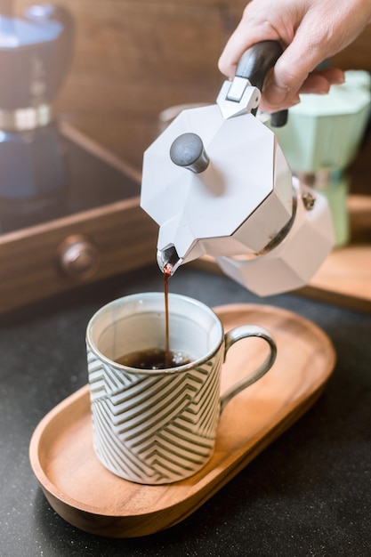 Barista's gebruiken koffiepotten om koffie in een glas te schenken