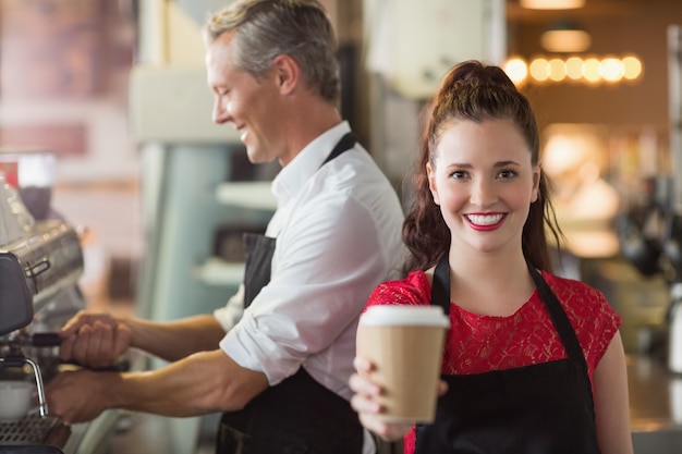 カメラで微笑んだBarista